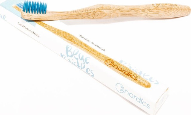 Nordics Bamboo Toothbrush Οδοντόβουρτσα από Μπαμπού με Μπλε Ινες